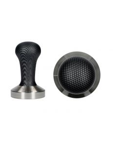 TAMPER MADE FROM NON-STICK STAINLESS STEEL WITH THE ERGONOMIC HANDLE MADE FROM WOOD AND DECORATED WITH A CARBON-LOOK PATTERN.